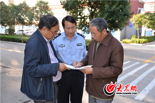 臨沂市公安局交警支隊高新區(qū)大隊大隊長劉濤（中）在轄區(qū)走訪.jpg