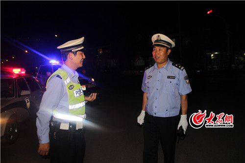 臨沂市公安局交通警察支隊(duì)費(fèi)縣大隊(duì)大隊(duì)長(zhǎng)宋增明（右）工作照.jpg