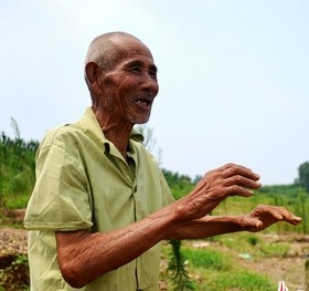 八旬老人水里救兩名少年