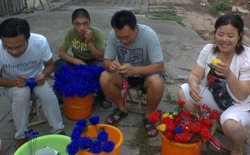 志愿者賣花救尿毒癥患者