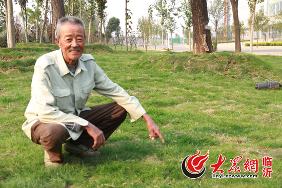 垃圾站撿到萬(wàn)元現(xiàn)金 環(huán)衛(wèi)工苦尋失主如數(shù)歸還