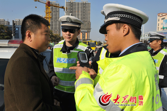 臨沂河?xùn)|交警1小時查處涉嫌醉駕2人