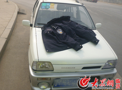 臨沂一男子攜警服扮警察被查
