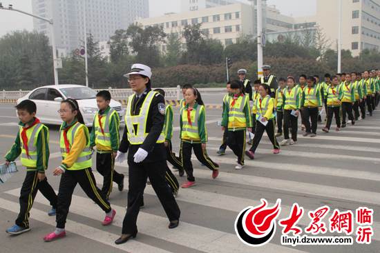 熒光衣增加學(xué)生安全保障 家長(zhǎng)覺(jué)得安心