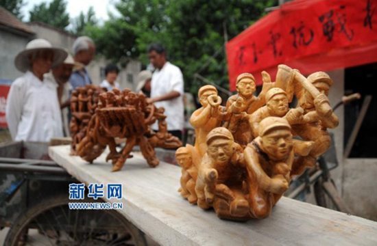 郯城農(nóng)民做木雕紀(jì)念抗戰(zhàn)