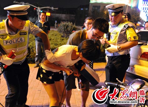 女子當(dāng)街發(fā)飆咬特警撕扯記者