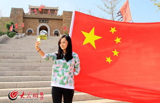 我和國旗合個(gè)影 我為中國來點(diǎn)贊