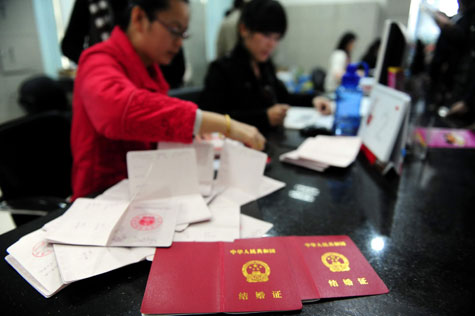 臨沂多數(shù)婚姻登記處為新人加班