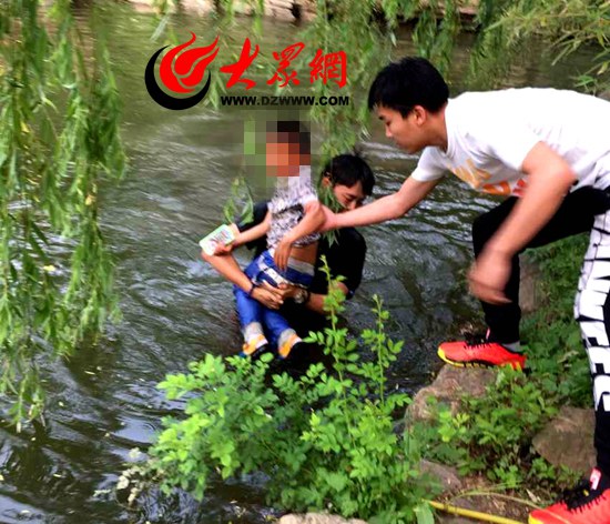 6齡童獨(dú)自玩耍落水 本網(wǎng)記者跳湖相救