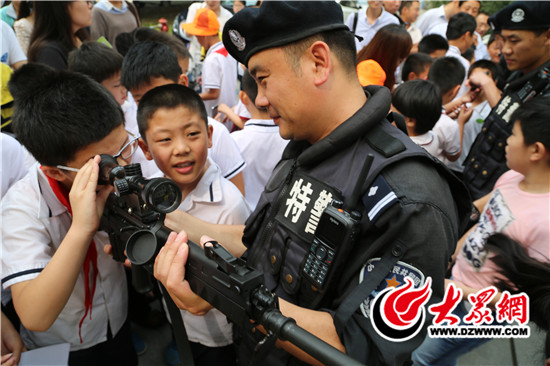 80名小學(xué)生在臨沂特警隊過別樣兒童節(jié)