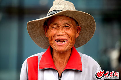 鏡頭記錄三伏天里的環(huán)衛(wèi)工人 請(qǐng)大家多點(diǎn)關(guān)愛(ài)