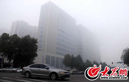 大霧鎖臨沂 低能見度天氣或?qū)⒊掷m(xù)