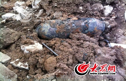 臨沂新東關(guān)工地挖出兩枚炸彈 1米多高疑為日軍投放