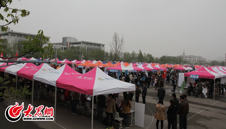臨大招聘會(huì)雨中進(jìn)行 兩萬(wàn)五崗位僅500人簽約