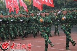 臨大新生軍訓(xùn)閱兵