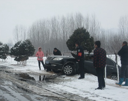 臨沂雪后路滑一轎車翻溝 警民聯(lián)手齊救援