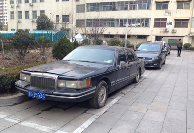 “僵尸車”霸占車位一年多不挪窩