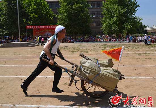 臨沂郯城舉辦首屆紅色運(yùn)動(dòng)會 擔(dān)架推車齊上陣