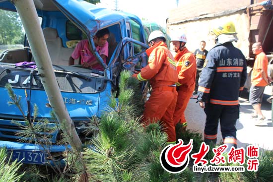 兩車相撞司機(jī)被困駕駛室