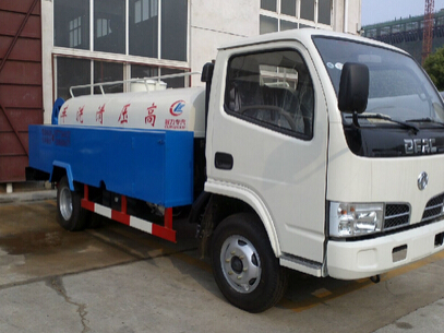 新添7臺(tái)清洗車(chē) 城區(qū)大噴灑治理?yè)P(yáng)塵