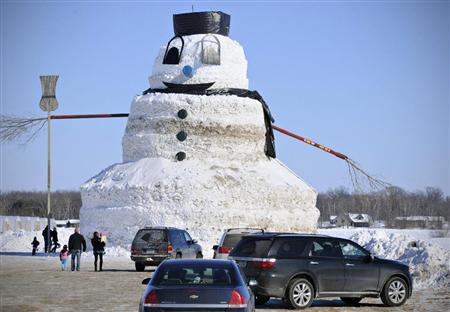 美國(guó)男子快樂(lè)除雪造就15米高雪人供觀賞（圖）