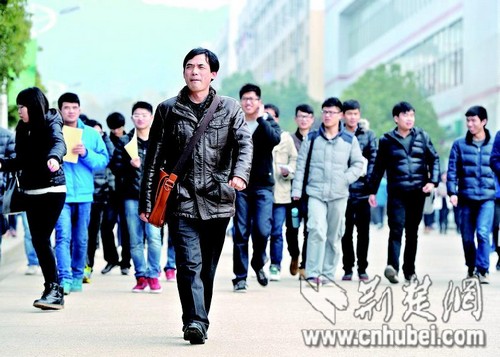 44歲大叔與女兒一起上大學高數滿分被尊學霸（圖）