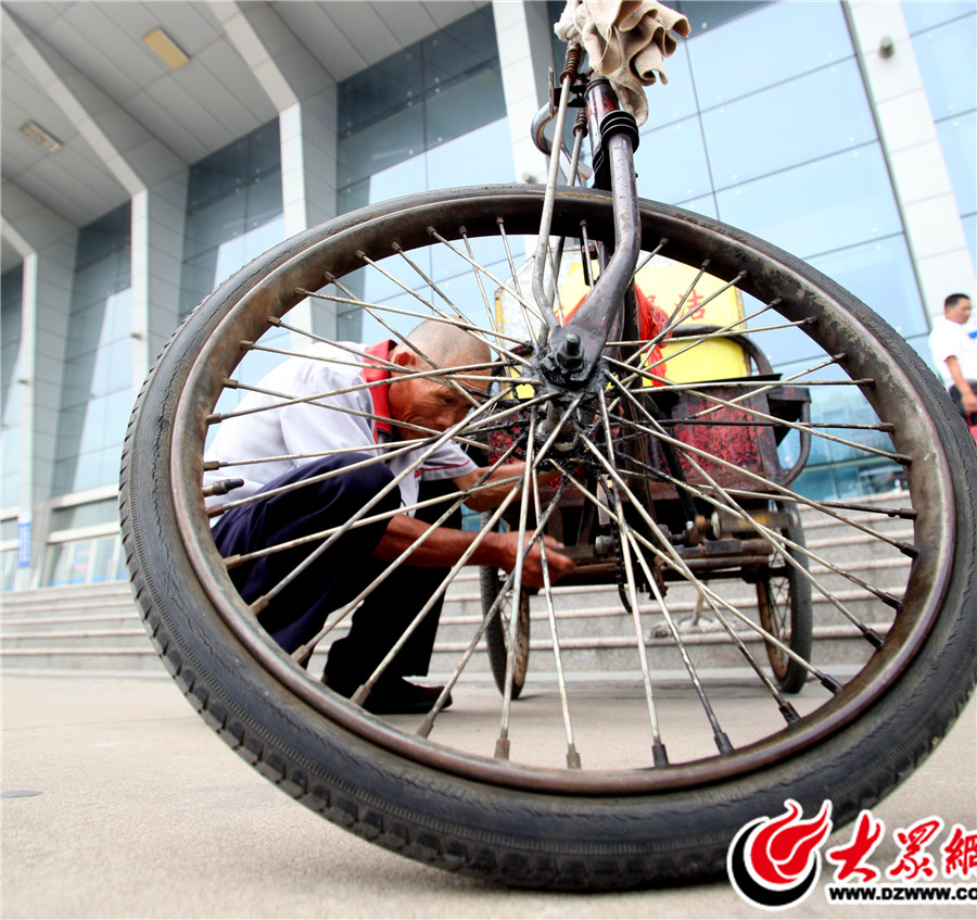 (7)孫師傅修理著自己的垃圾清理車，這兩“戰(zhàn)車”已經陪伴老孫很多年。.jpg