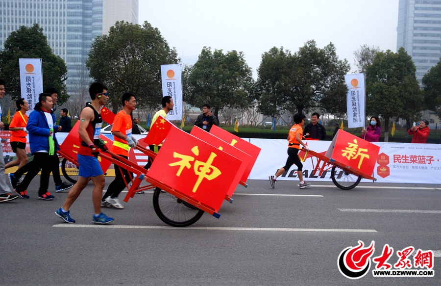 3在本次臨沂國際馬拉松比賽中，具有沂蒙元素的小推車參與其中。.JPG