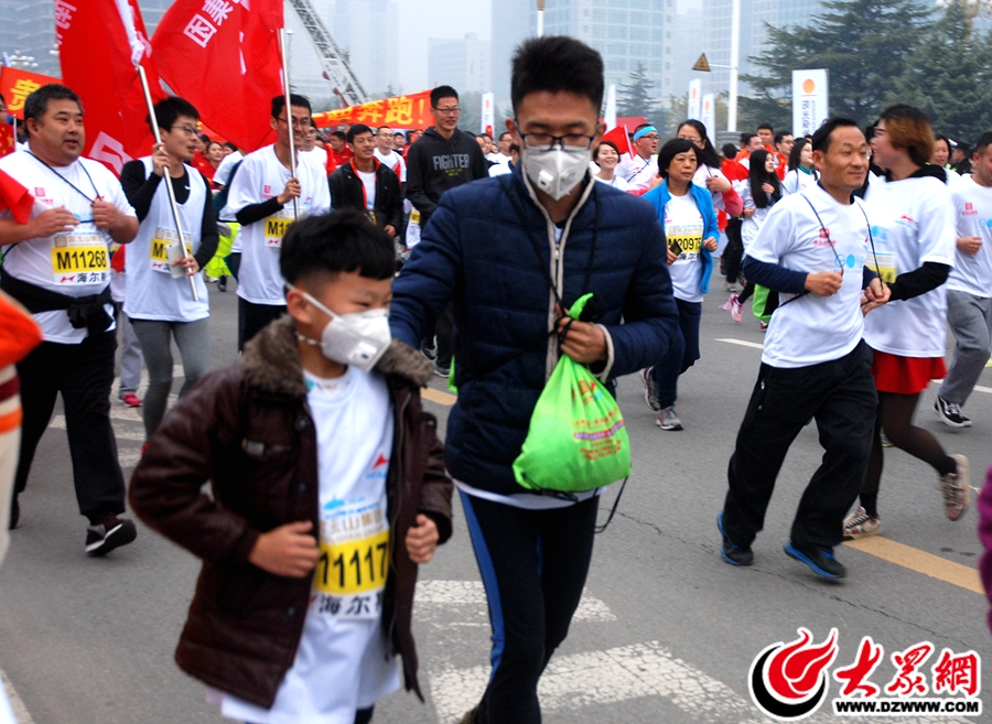 5在馬拉松隊伍中，一位父親和孩子或出于個性或因為清晨陰霾的天氣，一起“武裝”起來參加馬拉松。.JPG