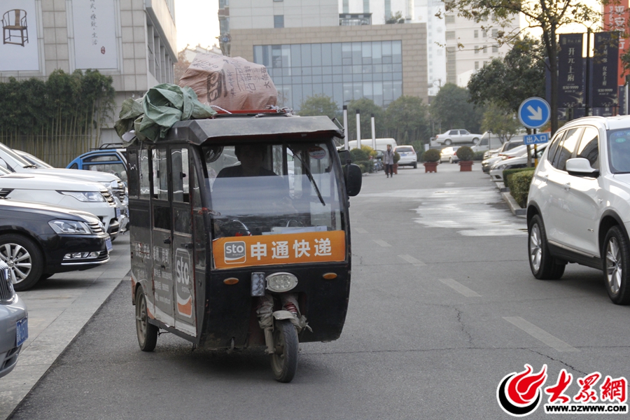 圖13、雙11過后，像這種快遞小車隨處可見，穿梭在臨沂的大街小巷，據(jù)快遞小哥介紹，在這段時間里，平均每天送500件。.jpg