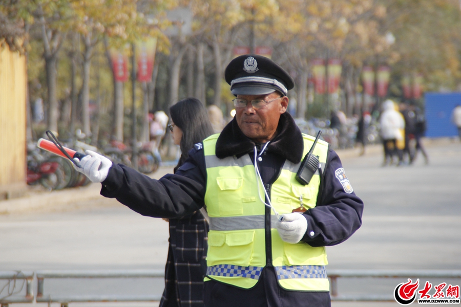 圖10、手中揮舞著警棒，口哨提醒著行人注意安全。.jpg