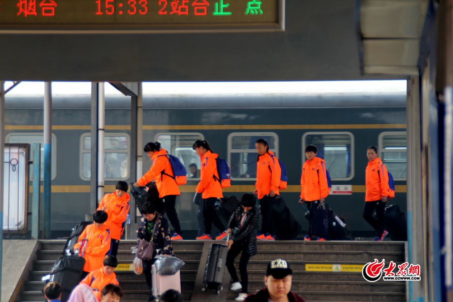 2時間走過9：57，K51次列車停靠臨沂站，郯城一中女足姑娘們走下列車，出現(xiàn)在人們的視線中.jpg