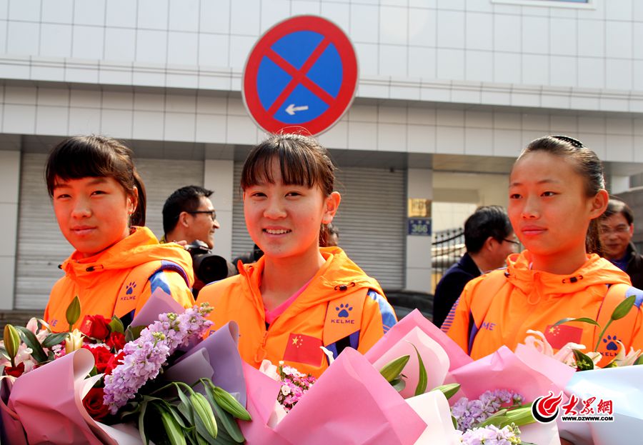 7手捧鮮花，女足姑娘們笑靨如花.jpg