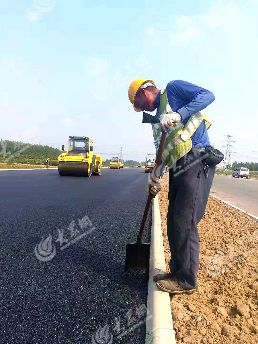 公路建設(shè)者加班加點施工作業(yè).jpg