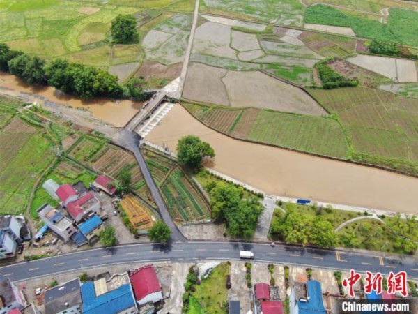 航拍江西廣信雨后初霽饒北河支流“涇渭分明”
