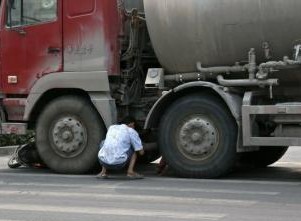 被撞后求司機(jī)不要碾死她 生命怎可遭受輕易碾壓？