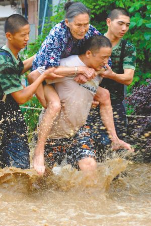 男子洪水中救人遭妻埋怨 回答:你曉得個錘子(圖)