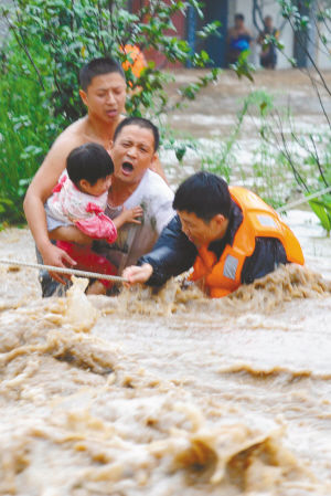 男子洪水中救人遭妻埋怨 回答:你曉得個錘子(圖)