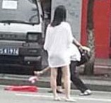 東莞街頭情侶脫衣服吵架 女方脫致一絲不掛(圖)