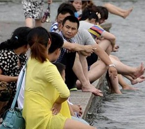 杭州西湖成洗腳池 酷暑下白堤兩旁泡腳組煞景(圖)