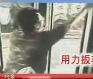 色狼公交車伸咸豬手 眾乘客圍堵色狼傳遞正能量