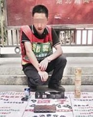 男子街頭賣臉圖 年輕人為何做這份工作做？