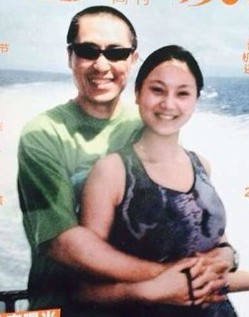 張藝謀與妻子陳婷合照 兩子兩女學費達70萬